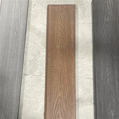 Milyen esztétikai különbségek vannak a sima és texturált vinil kültéri kerítés között?